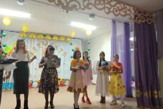 В нашей школе прошёл яркий и незабываемый осенний бал среди учащихся 5-11классов. Ребята участвовали в увлекательных конкурсах, танцевали и время проводили в дружной и праздничной атмосфере.